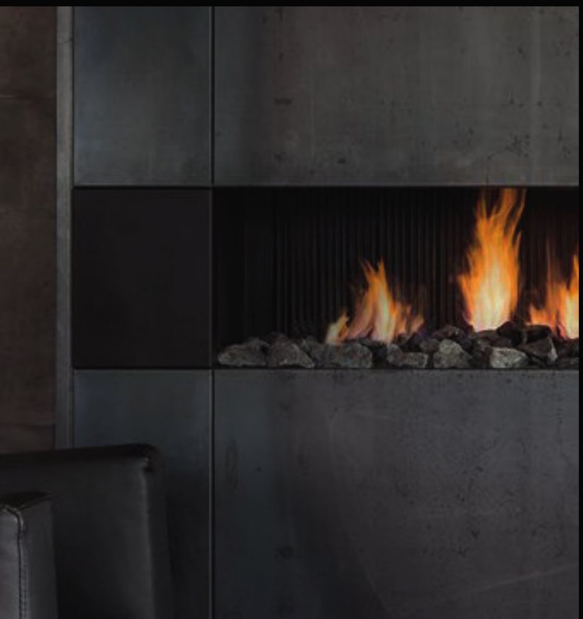 Offene Feuerstelle in einer Wand aus Sichtbeton